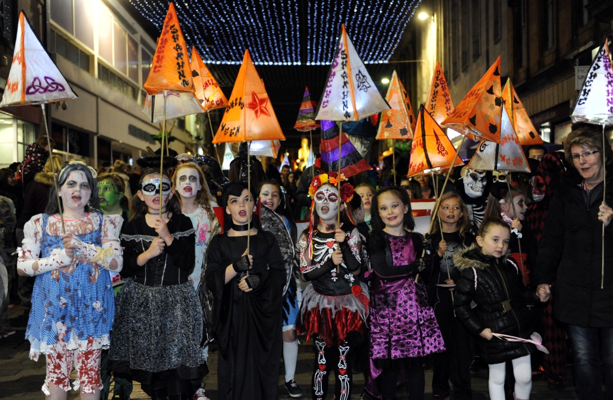 -f. St Catherines Primary Cìrein Cròin - Nessie Lantern Bearers  Announcers